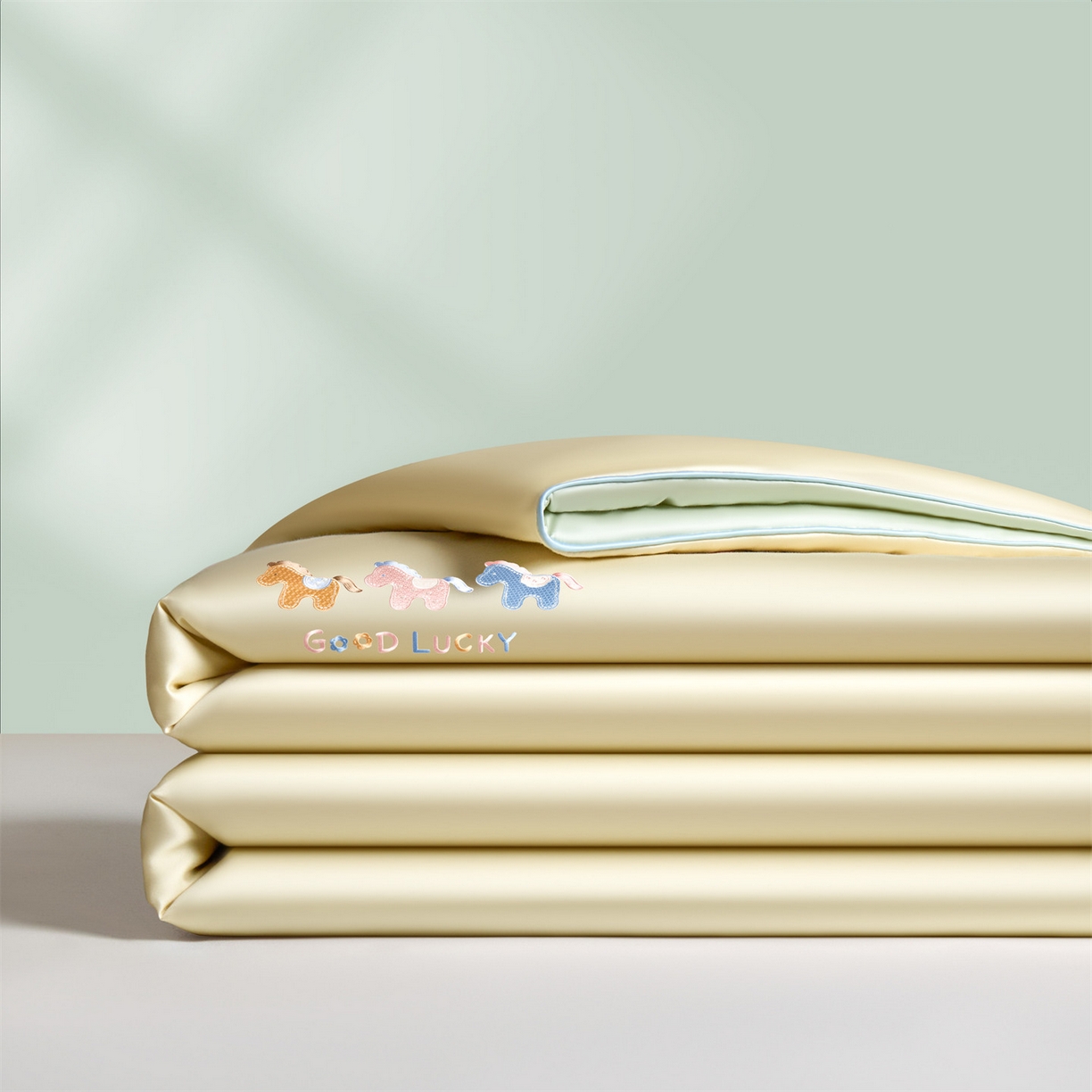 91家纺网 家纺一手货源 找家纺 笙意家纺 2026新款小马元素刺绣夏被-以梦为马系列 以梦为马-黄+绿