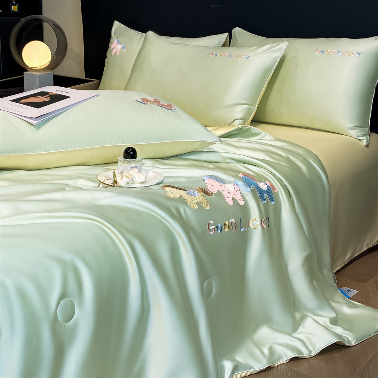 91家纺网 家纺一手货源 找家纺 笙意家纺 2026新款小马元素刺绣夏被-以梦为马系列 以梦为马-果绿+奶黄黄