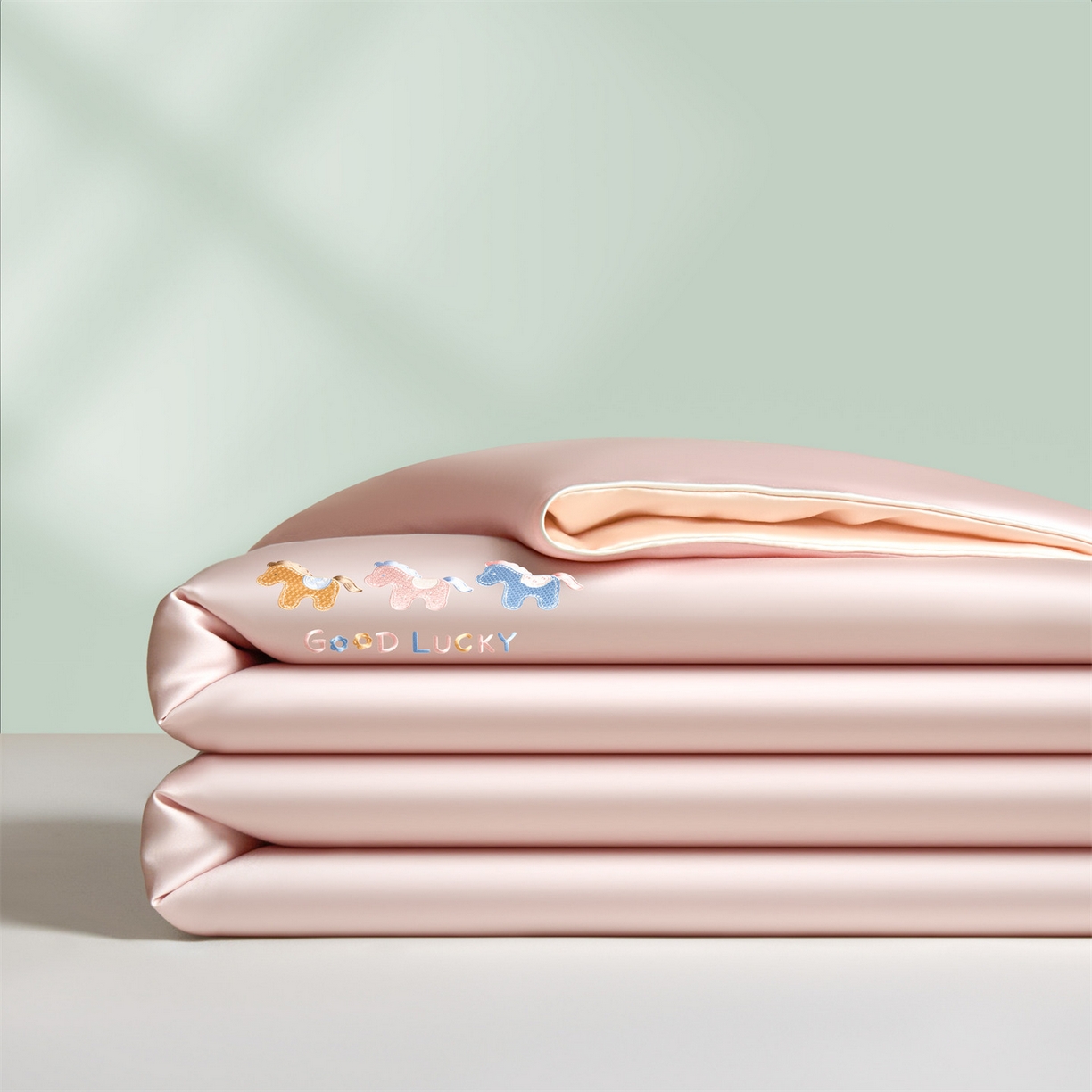 91家纺网 家纺一手货源 找家纺 笙意家纺 2026新款小马元素刺绣夏被-以梦为马系列 以梦为马-粉+杏