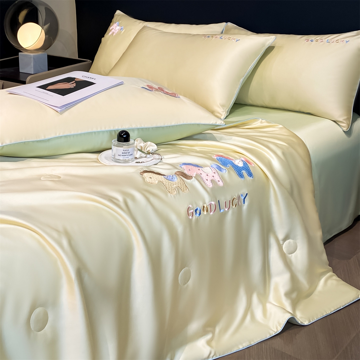 91家纺网 家纺一手货源 找家纺 笙意家纺 2026新款小马元素刺绣夏被-以梦为马系列 以梦为马-黄+绿