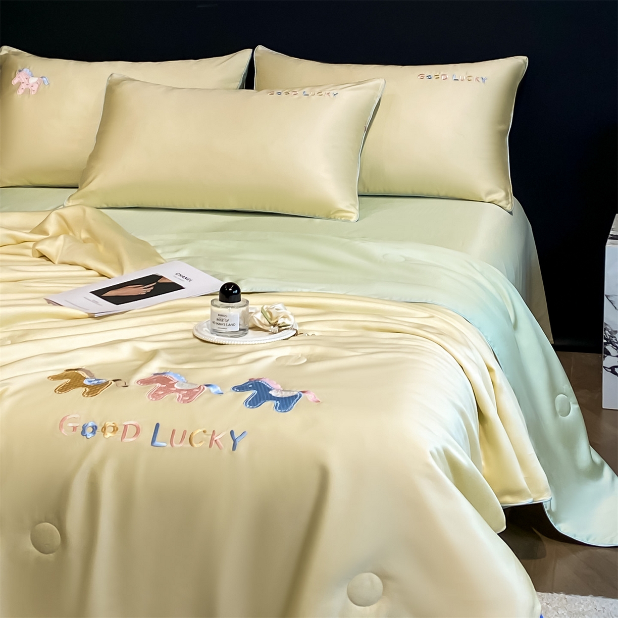 91家纺网 家纺一手货源 找家纺 笙意家纺 2026新款小马元素刺绣夏被-以梦为马系列 以梦为马-黄+绿