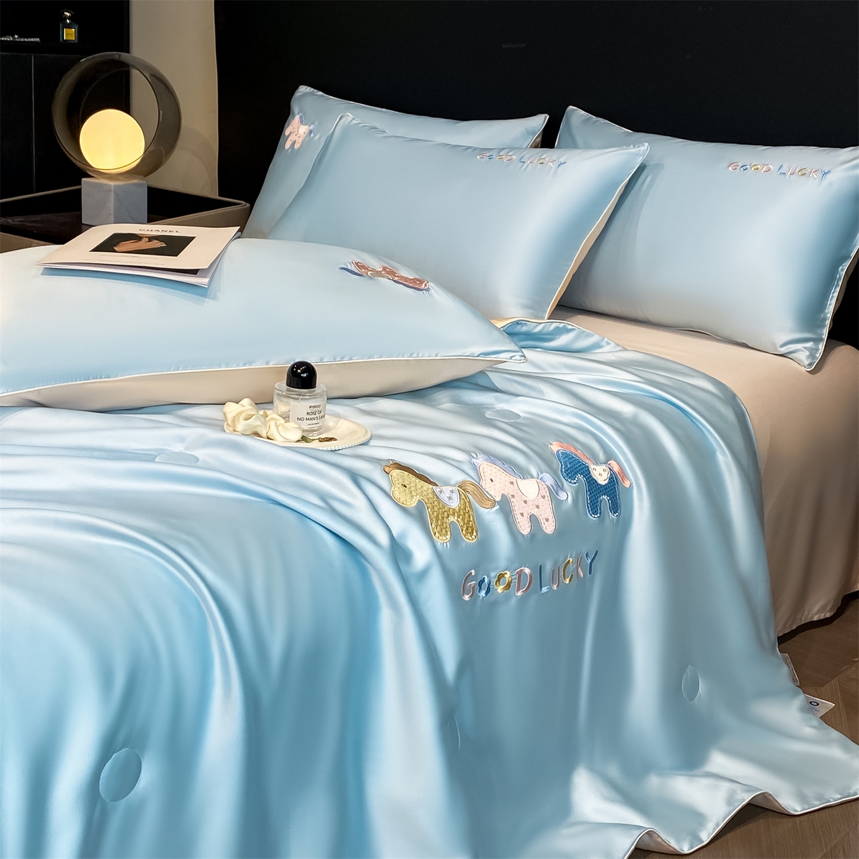 91家纺网 家纺一手货源 找家纺 笙意家纺 2026新款小马元素刺绣夏被-以梦为马系列 以梦为马-天蓝+杏