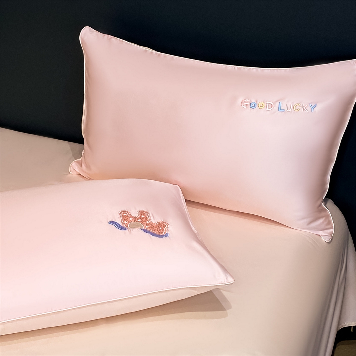 91家纺网 家纺一手货源 找家纺 笙意家纺 2026新款小马元素刺绣夏被-以梦为马系列 以梦为马-粉+杏