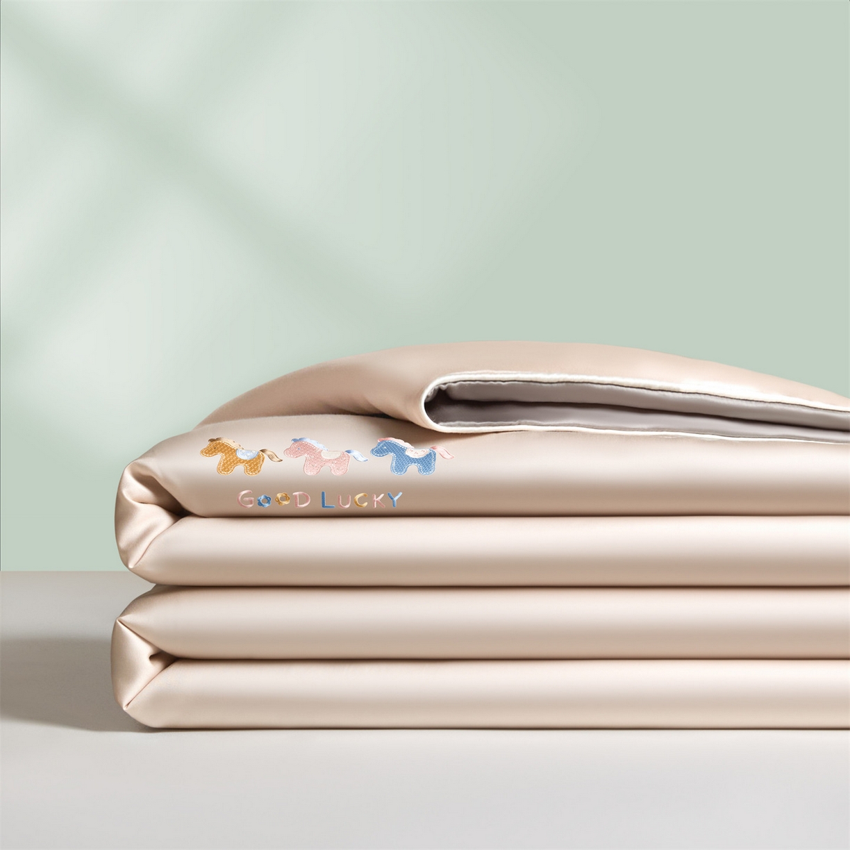 91家纺网 家纺一手货源 找家纺 笙意家纺 2026新款小马元素刺绣夏被-以梦为马系列 以梦为马-杏+山灰