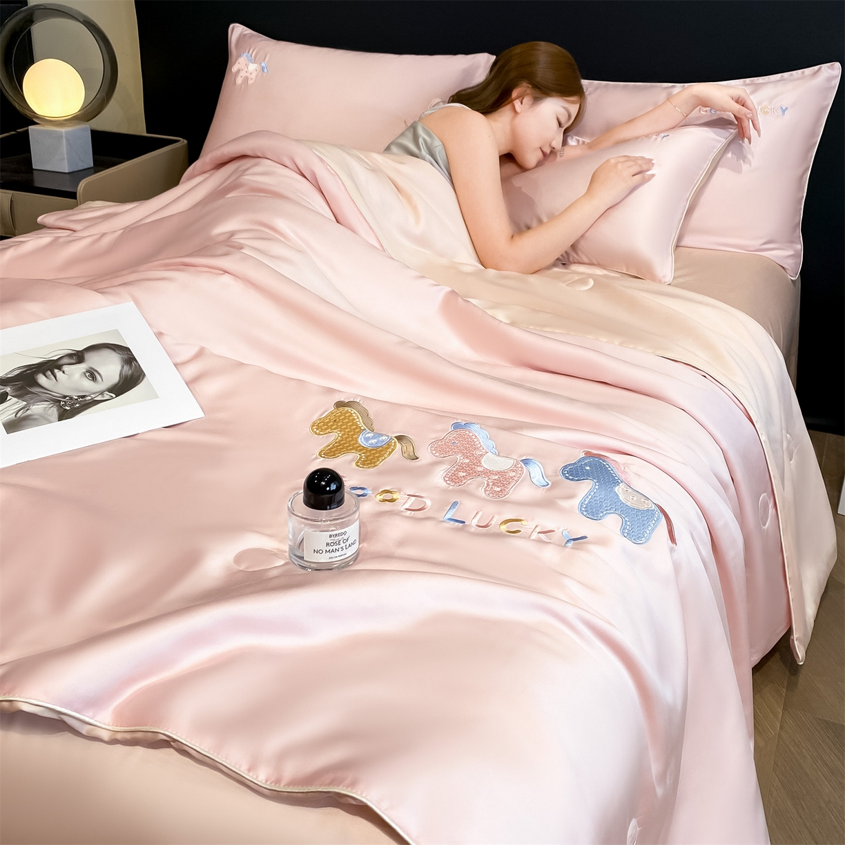 91家纺网 家纺一手货源 找家纺 笙意家纺 2026新款小马元素刺绣夏被-以梦为马系列 以梦为马-粉+杏