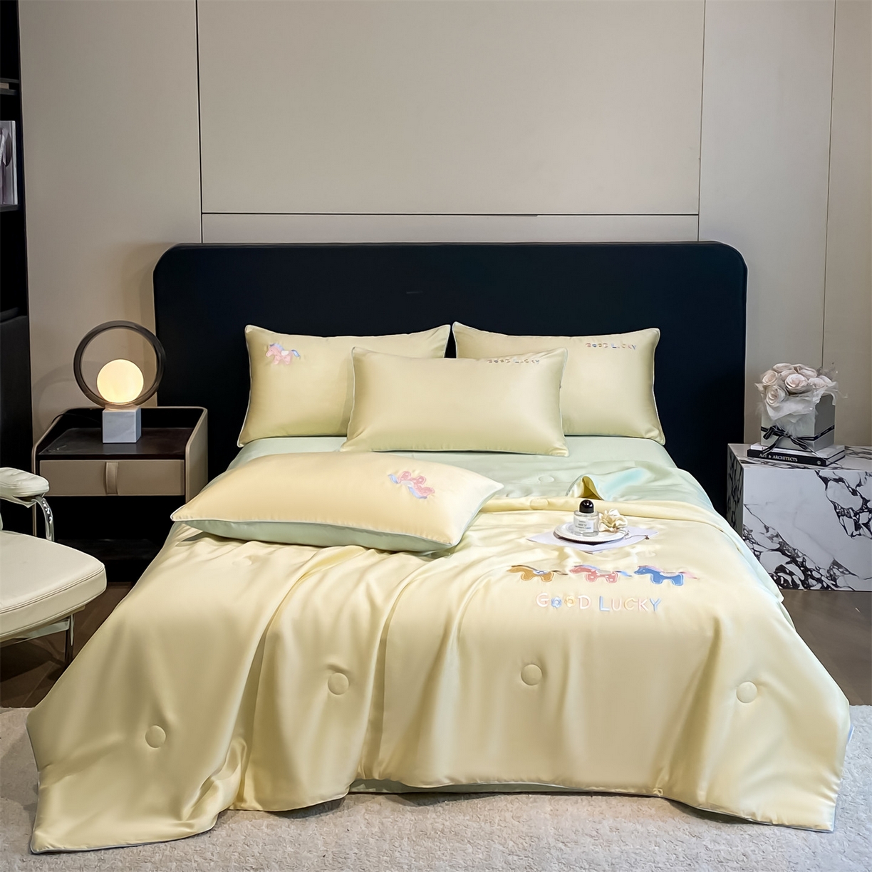 91家纺网 家纺一手货源 找家纺 笙意家纺 2026新款小马元素刺绣夏被-以梦为马系列 以梦为马-黄+绿