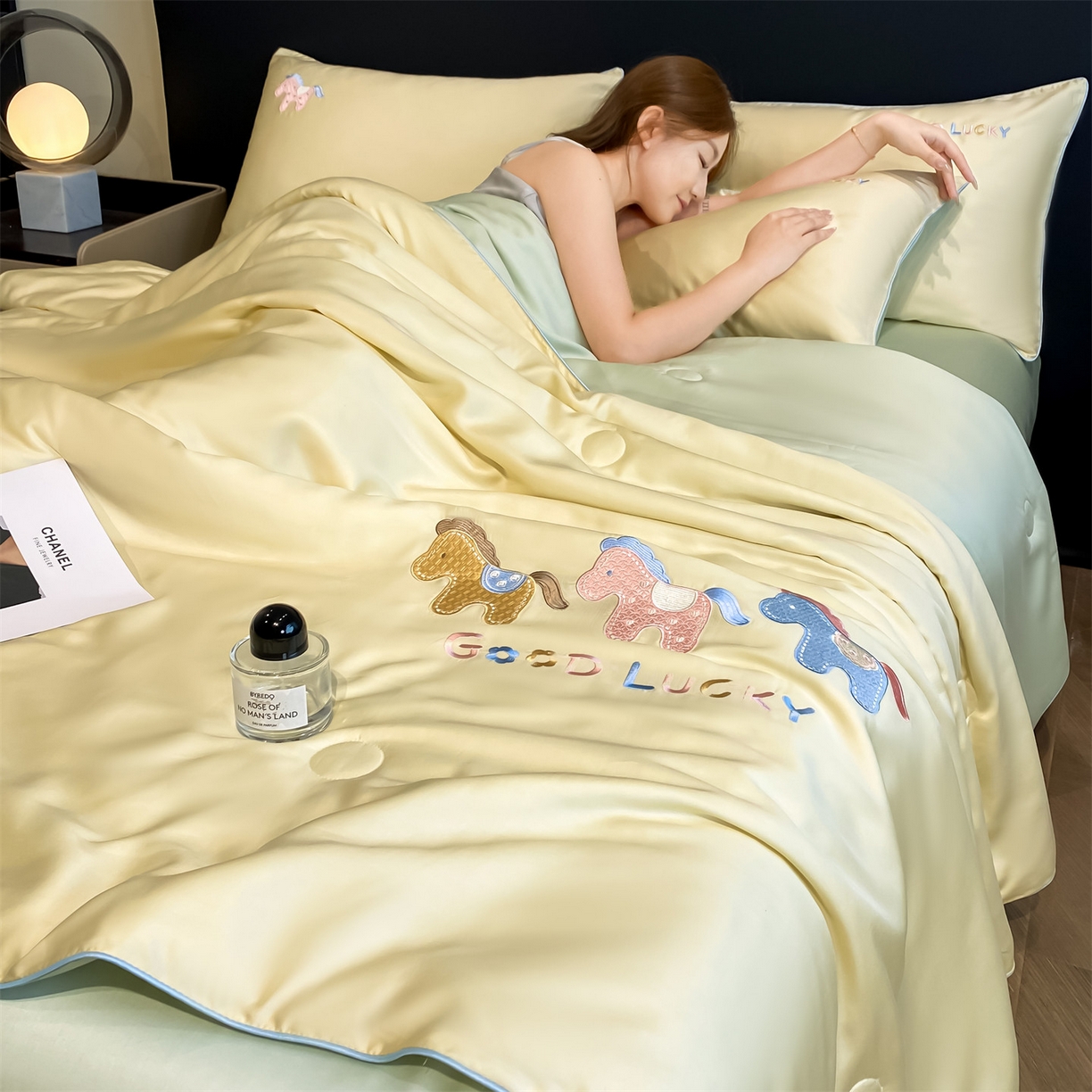 91家纺网 家纺一手货源 找家纺 笙意家纺 2026新款小马元素刺绣夏被-以梦为马系列 以梦为马-黄+绿