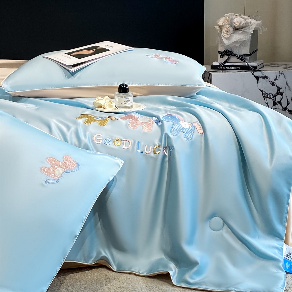 91家纺网 家纺一手货源 找家纺 笙意家纺 2026新款小马元素刺绣夏被-以梦为马系列 以梦为马-天蓝+杏