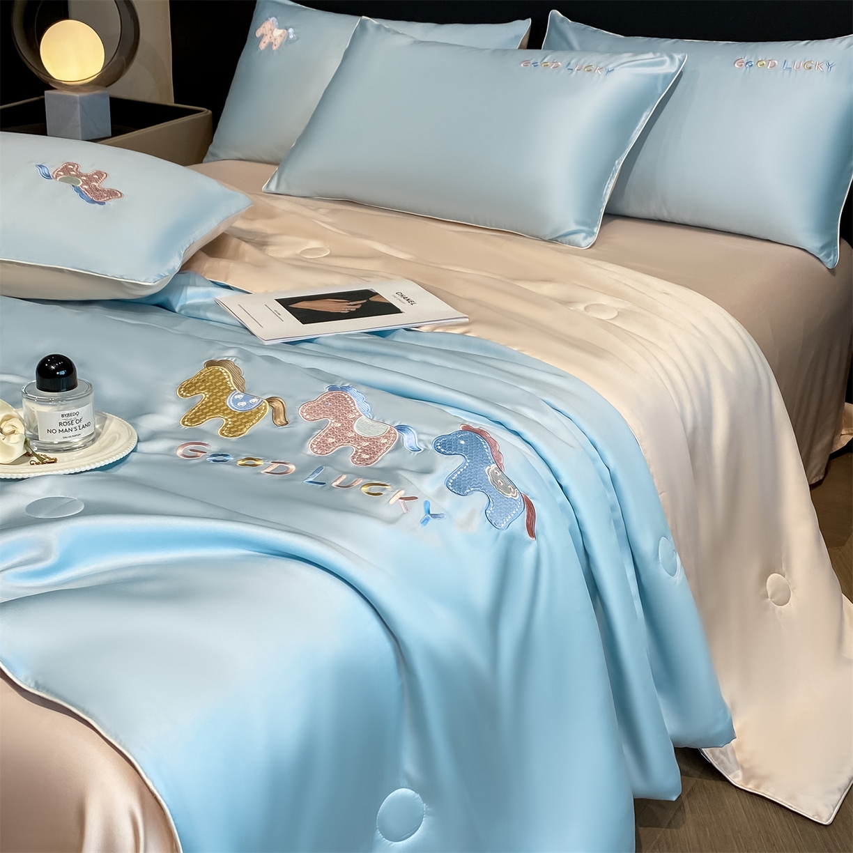 91家纺网 家纺一手货源 找家纺 笙意家纺 2026新款小马元素刺绣夏被-以梦为马系列 以梦为马-天蓝+杏