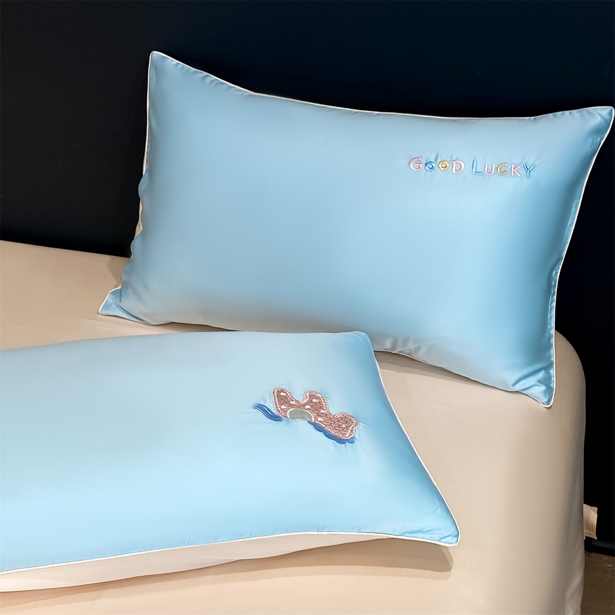 91家纺网 家纺一手货源 找家纺 笙意家纺 2026新款小马元素刺绣夏被-以梦为马系列 以梦为马-天蓝+杏