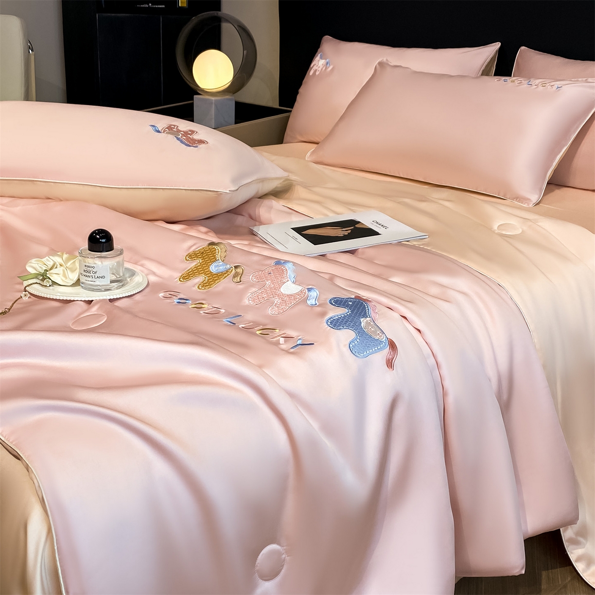 91家纺网 家纺一手货源 找家纺 笙意家纺 2026新款小马元素刺绣夏被-以梦为马系列 以梦为马-粉+杏