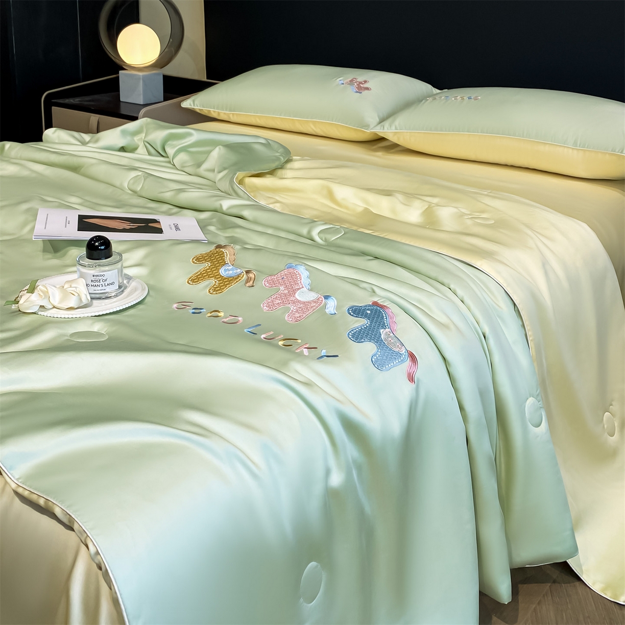 91家纺网 家纺一手货源 找家纺 笙意家纺 2026新款小马元素刺绣夏被-以梦为马系列 以梦为马-果绿+奶黄黄