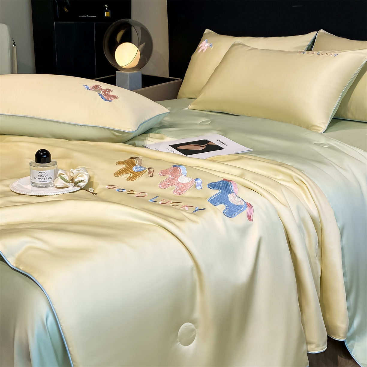 91家纺网 家纺一手货源 找家纺 笙意家纺 2026新款小马元素刺绣夏被-以梦为马系列 以梦为马-黄+绿