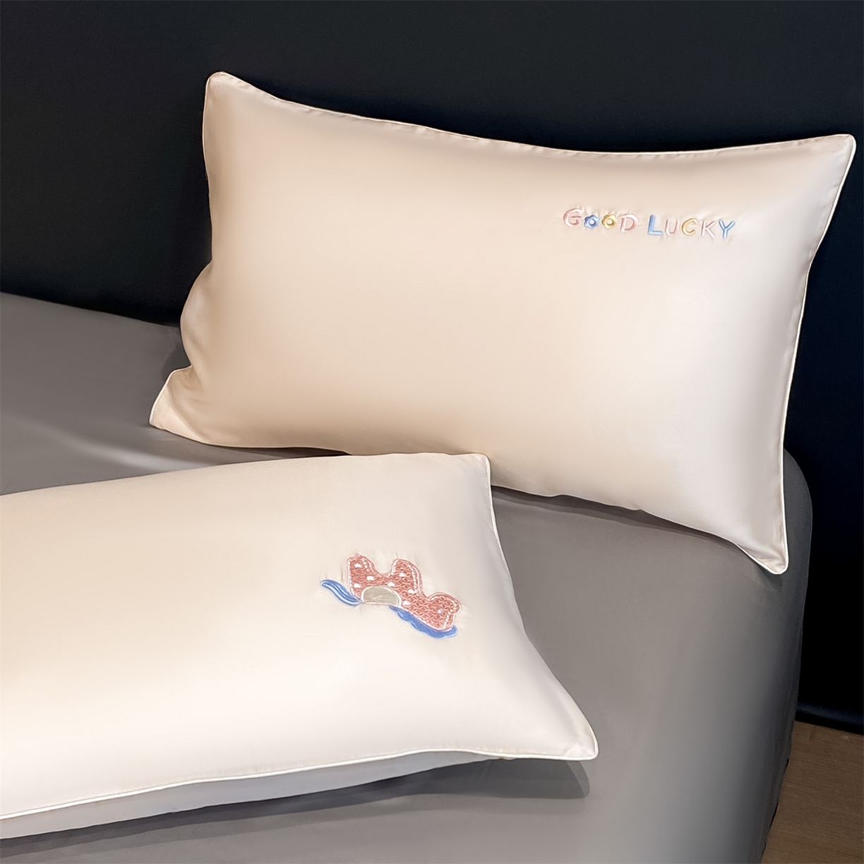 91家纺网 家纺一手货源 找家纺 笙意家纺 2026新款小马元素刺绣夏被-以梦为马系列 以梦为马-杏+山灰