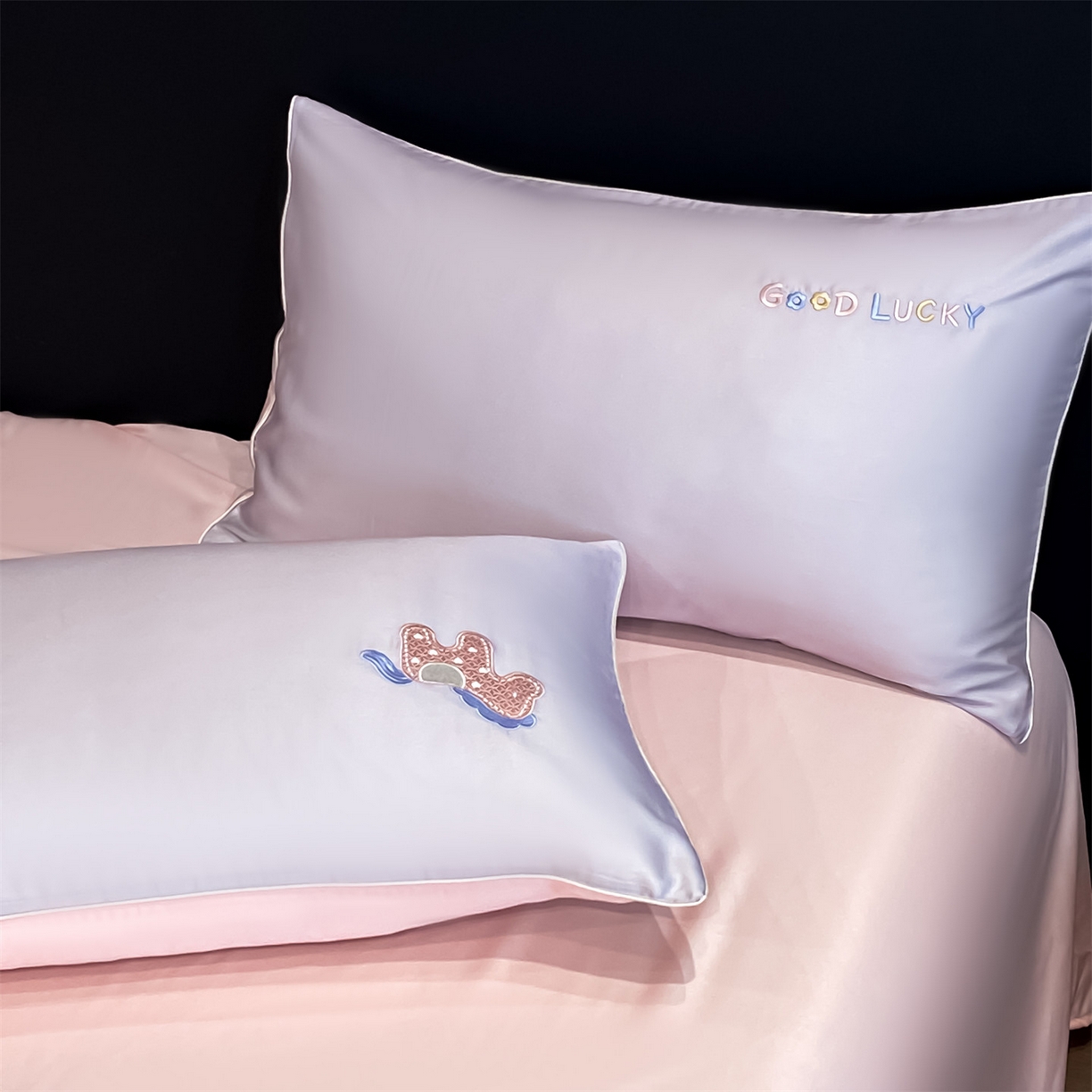 91家纺网 家纺一手货源 找家纺 笙意家纺 2026新款小马元素刺绣夏被-以梦为马系列 以梦为马-优雅紫+粉