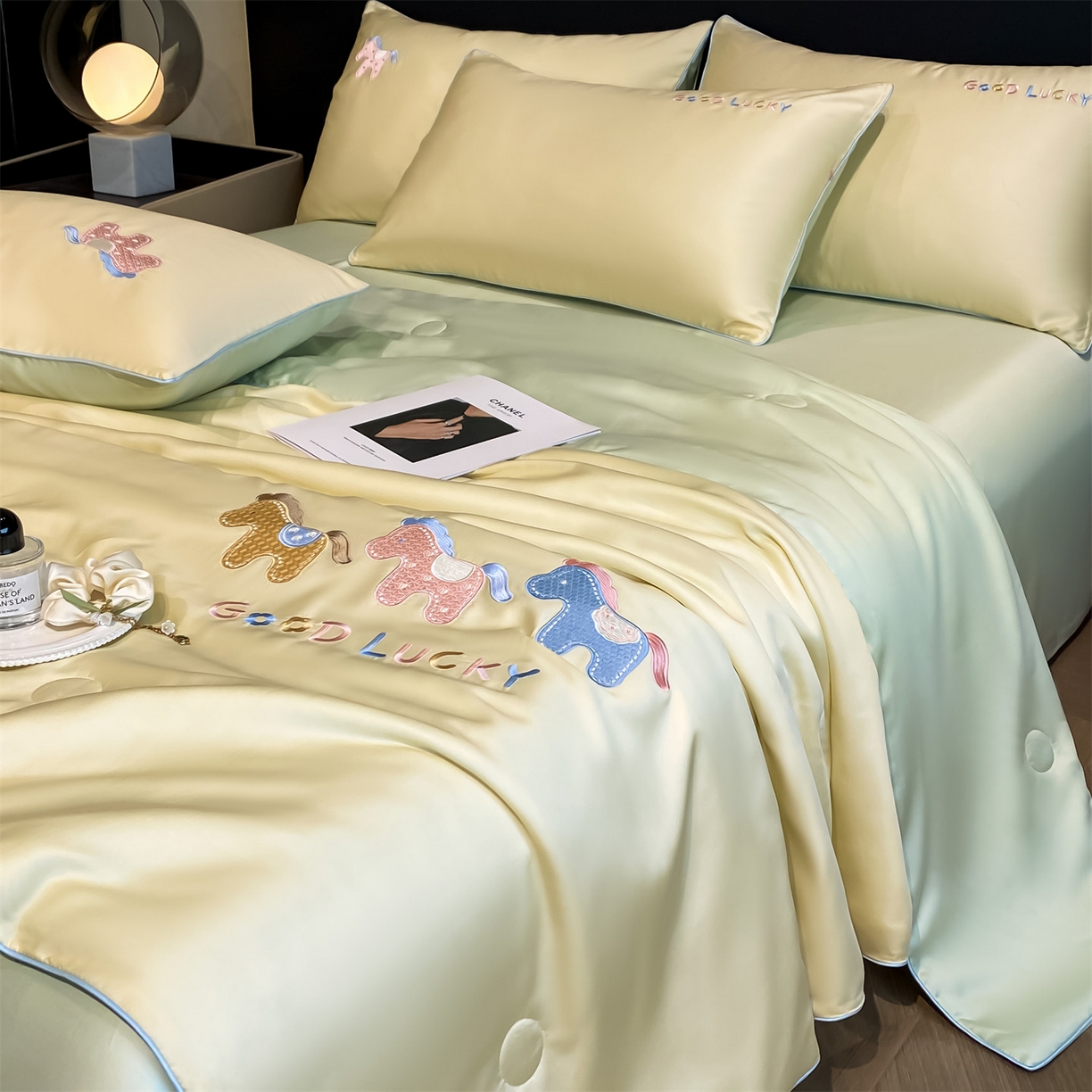 91家纺网 家纺一手货源 找家纺 笙意家纺 2026新款小马元素刺绣夏被-以梦为马系列 以梦为马-黄+绿