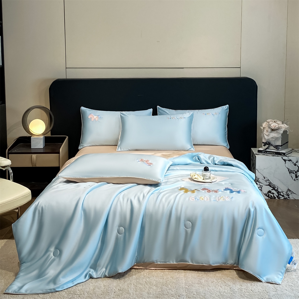 91家纺网 家纺一手货源 找家纺 笙意家纺 2026新款小马元素刺绣夏被-以梦为马系列 以梦为马-天蓝+杏