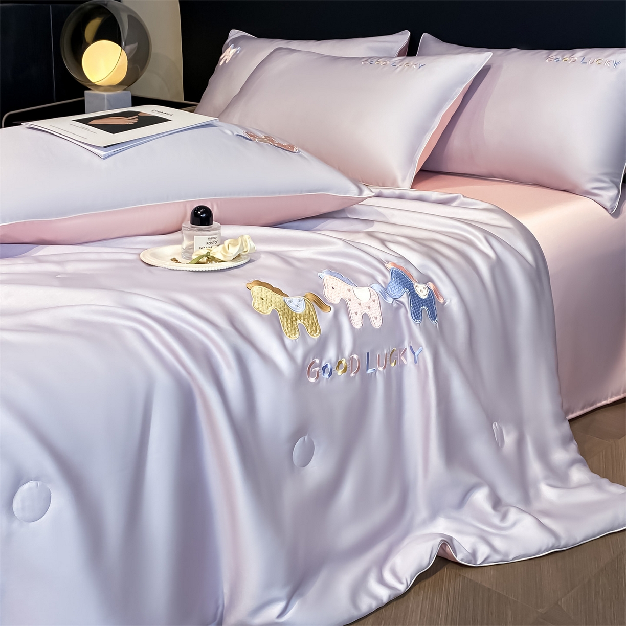 91家纺网 家纺一手货源 找家纺 笙意家纺 2026新款小马元素刺绣夏被-以梦为马系列 以梦为马-优雅紫+粉