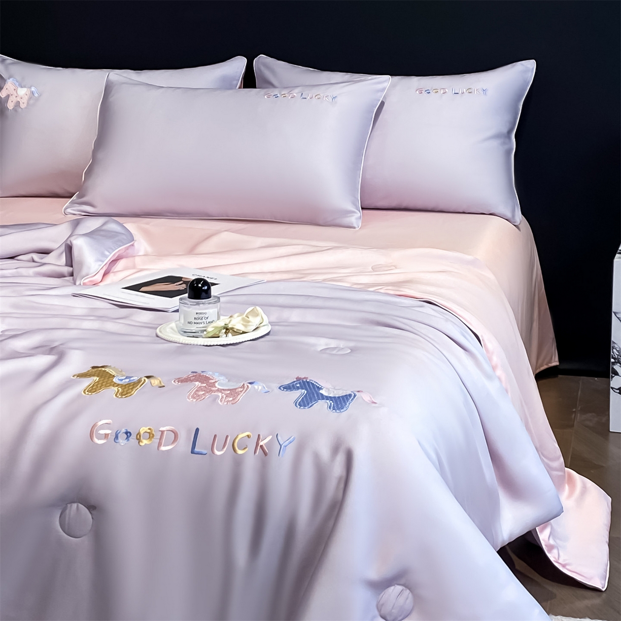 91家纺网 家纺一手货源 找家纺 笙意家纺 2026新款小马元素刺绣夏被-以梦为马系列 以梦为马-优雅紫+粉