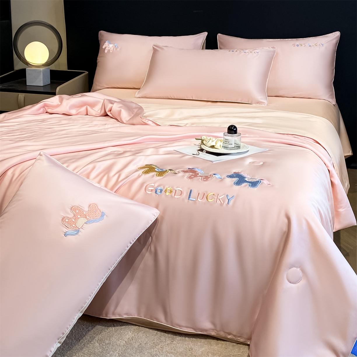 91家纺网 家纺一手货源 找家纺 笙意家纺 2026新款小马元素刺绣夏被-以梦为马系列 以梦为马-粉+杏