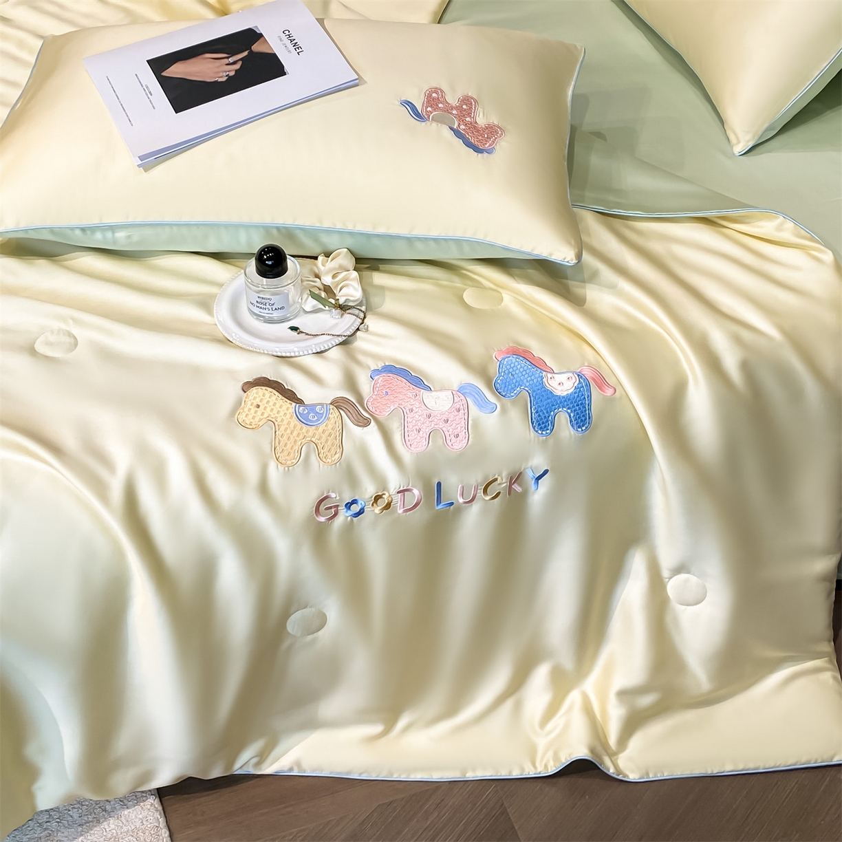 91家纺网 家纺一手货源 找家纺 笙意家纺 2026新款小马元素刺绣夏被-以梦为马系列 以梦为马-黄+绿