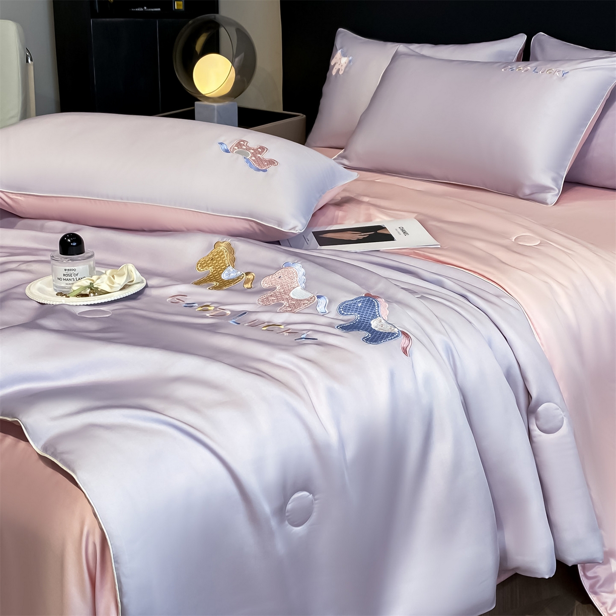 91家纺网 家纺一手货源 找家纺 笙意家纺 2026新款小马元素刺绣夏被-以梦为马系列 以梦为马-优雅紫+粉