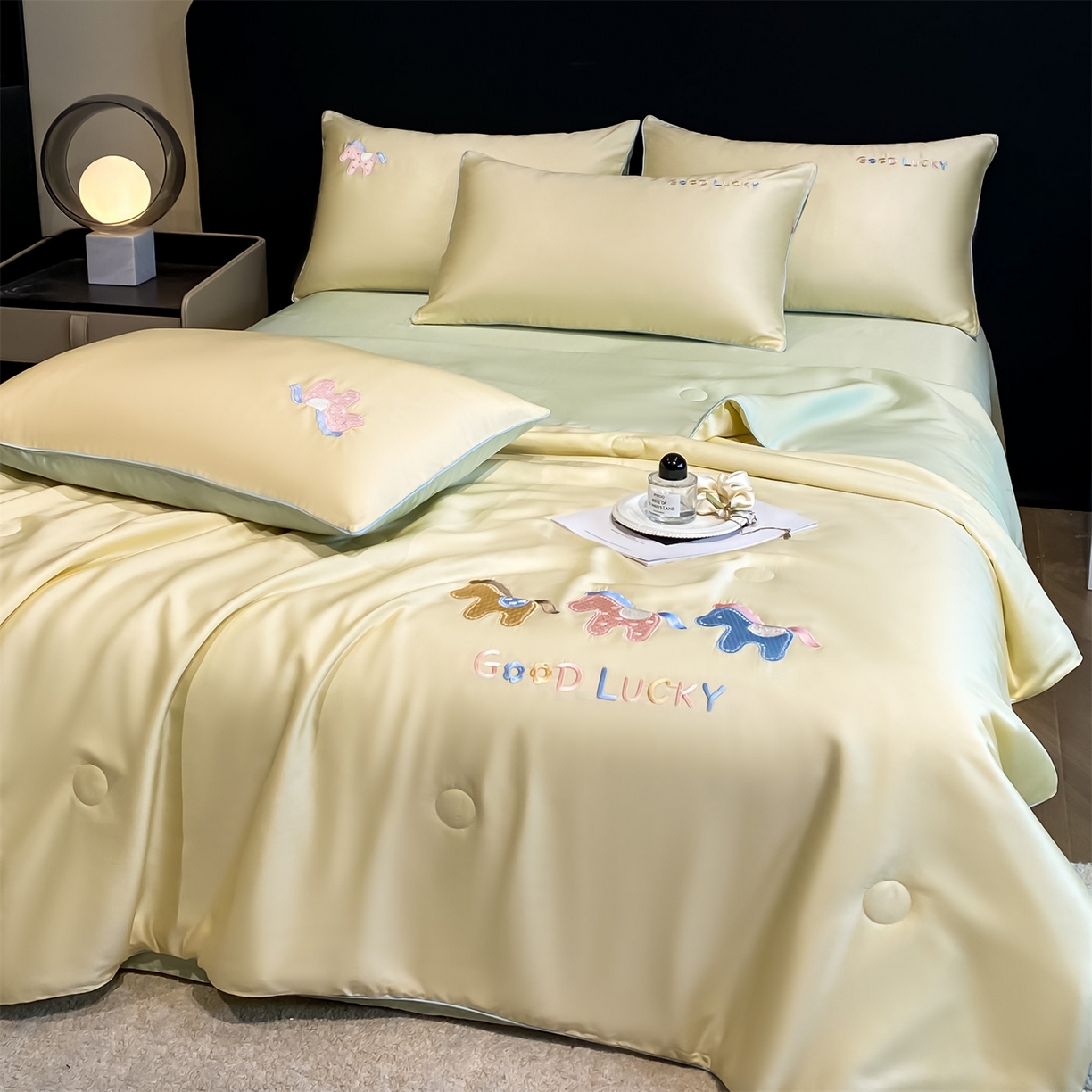 91家纺网 家纺一手货源 找家纺 笙意家纺 2026新款小马元素刺绣夏被-以梦为马系列 以梦为马-黄+绿