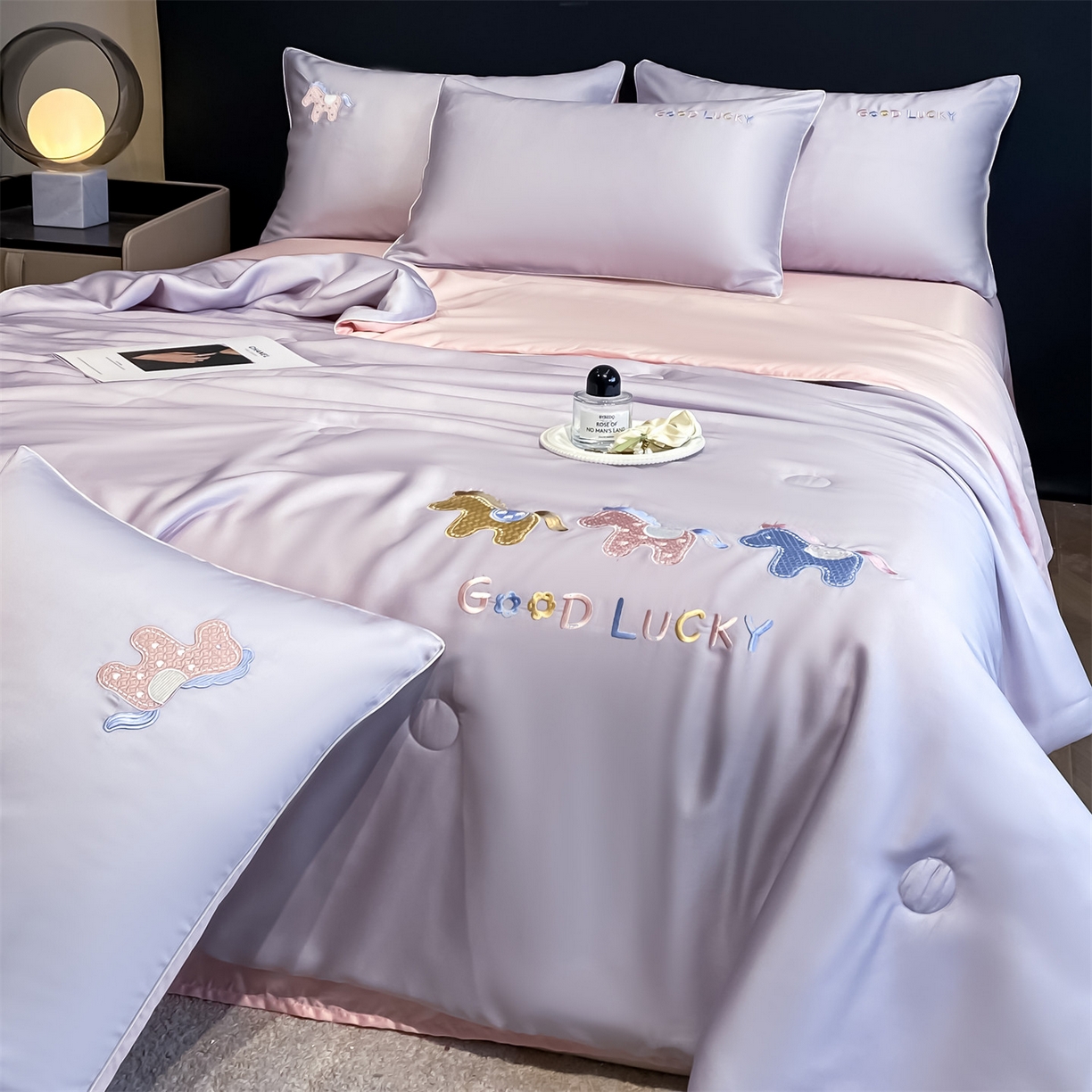 91家纺网 家纺一手货源 找家纺 笙意家纺 2026新款小马元素刺绣夏被-以梦为马系列 以梦为马-优雅紫+粉