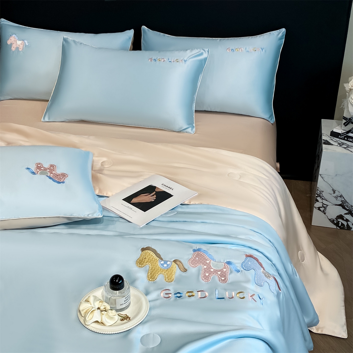 91家纺网 家纺一手货源 找家纺 笙意家纺 2026新款小马元素刺绣夏被-以梦为马系列 以梦为马-天蓝+杏