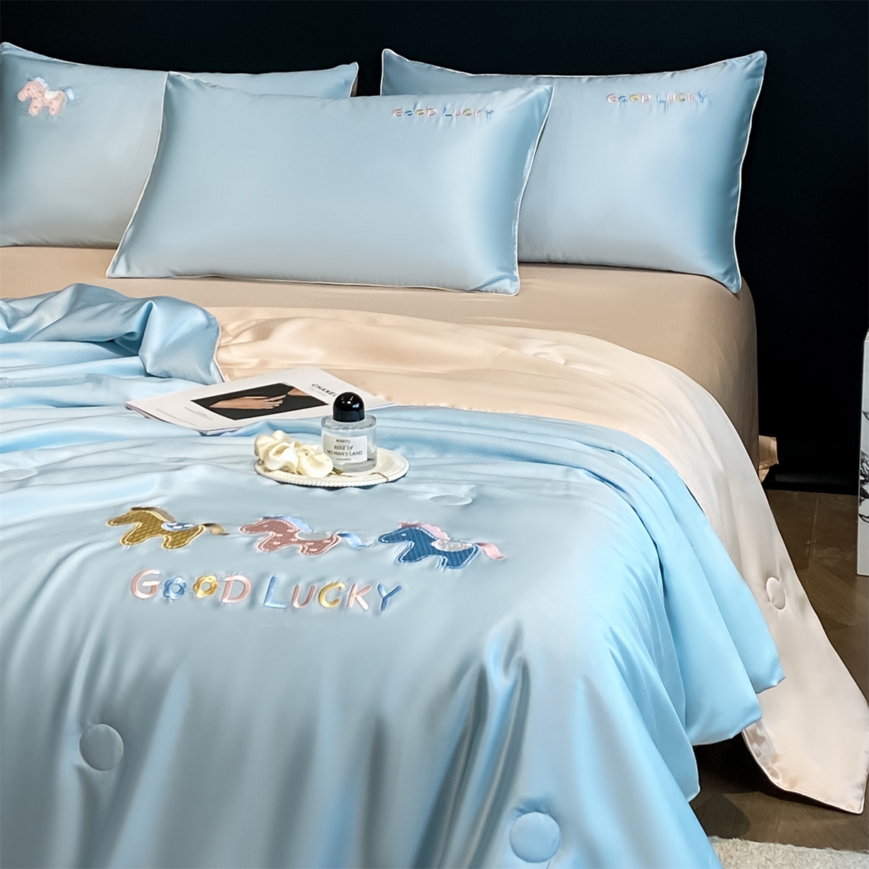 91家纺网 家纺一手货源 找家纺 笙意家纺 2026新款小马元素刺绣夏被-以梦为马系列 以梦为马-天蓝+杏