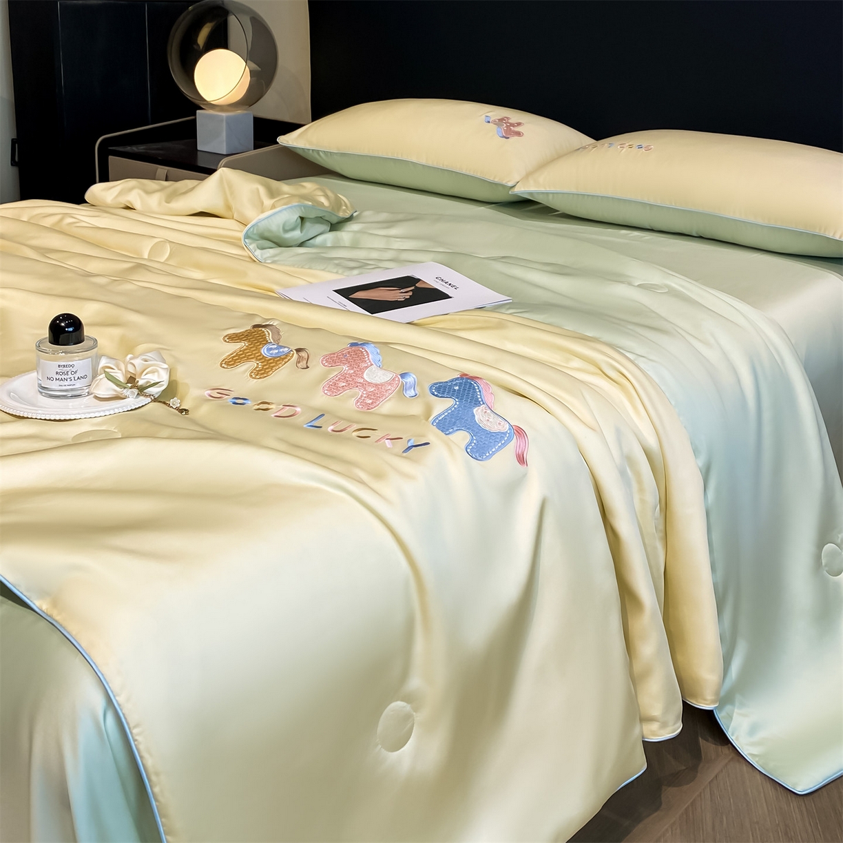 91家纺网 家纺一手货源 找家纺 笙意家纺 2026新款小马元素刺绣夏被-以梦为马系列 以梦为马-黄+绿