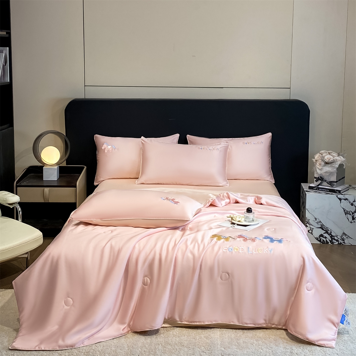 91家纺网 家纺一手货源 找家纺 笙意家纺 2026新款小马元素刺绣夏被-以梦为马系列 以梦为马-粉+杏