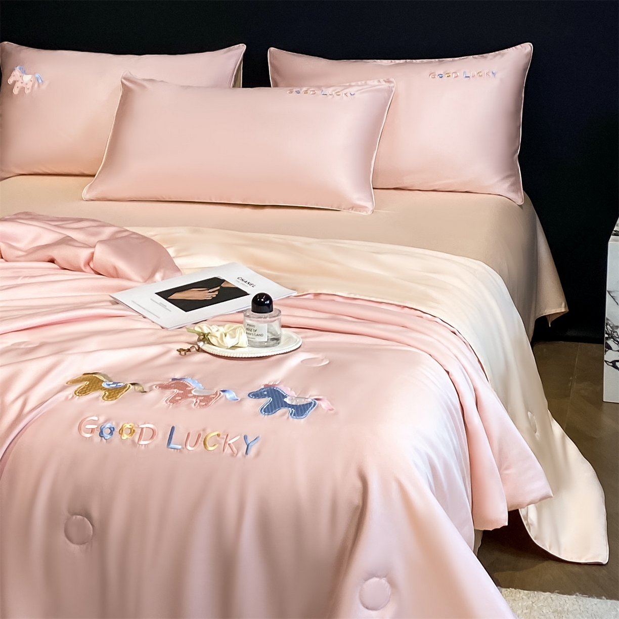 91家纺网 家纺一手货源 找家纺 笙意家纺 2026新款小马元素刺绣夏被-以梦为马系列 以梦为马-粉+杏