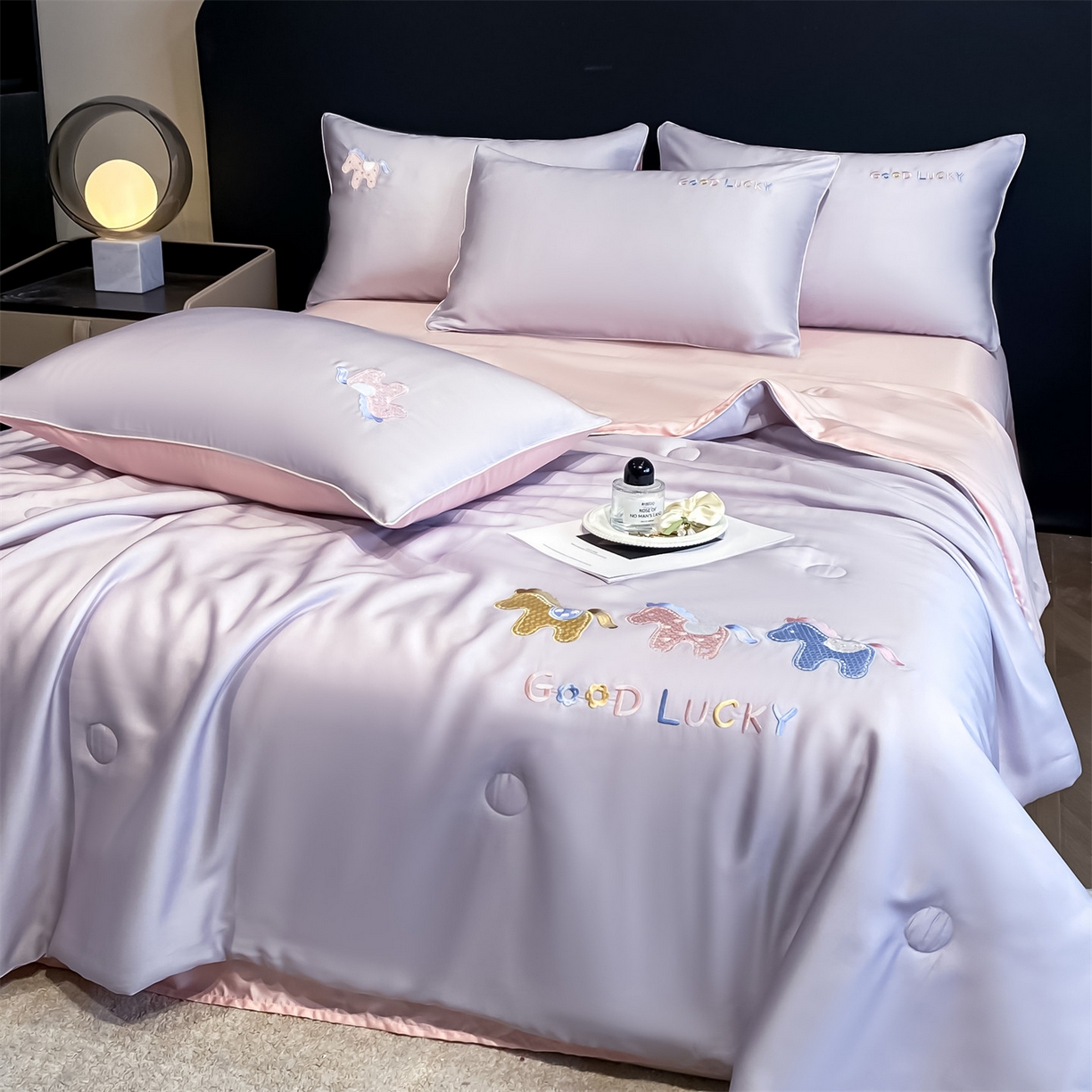 91家纺网 家纺一手货源 找家纺 笙意家纺 2026新款小马元素刺绣夏被-以梦为马系列 以梦为马-优雅紫+粉