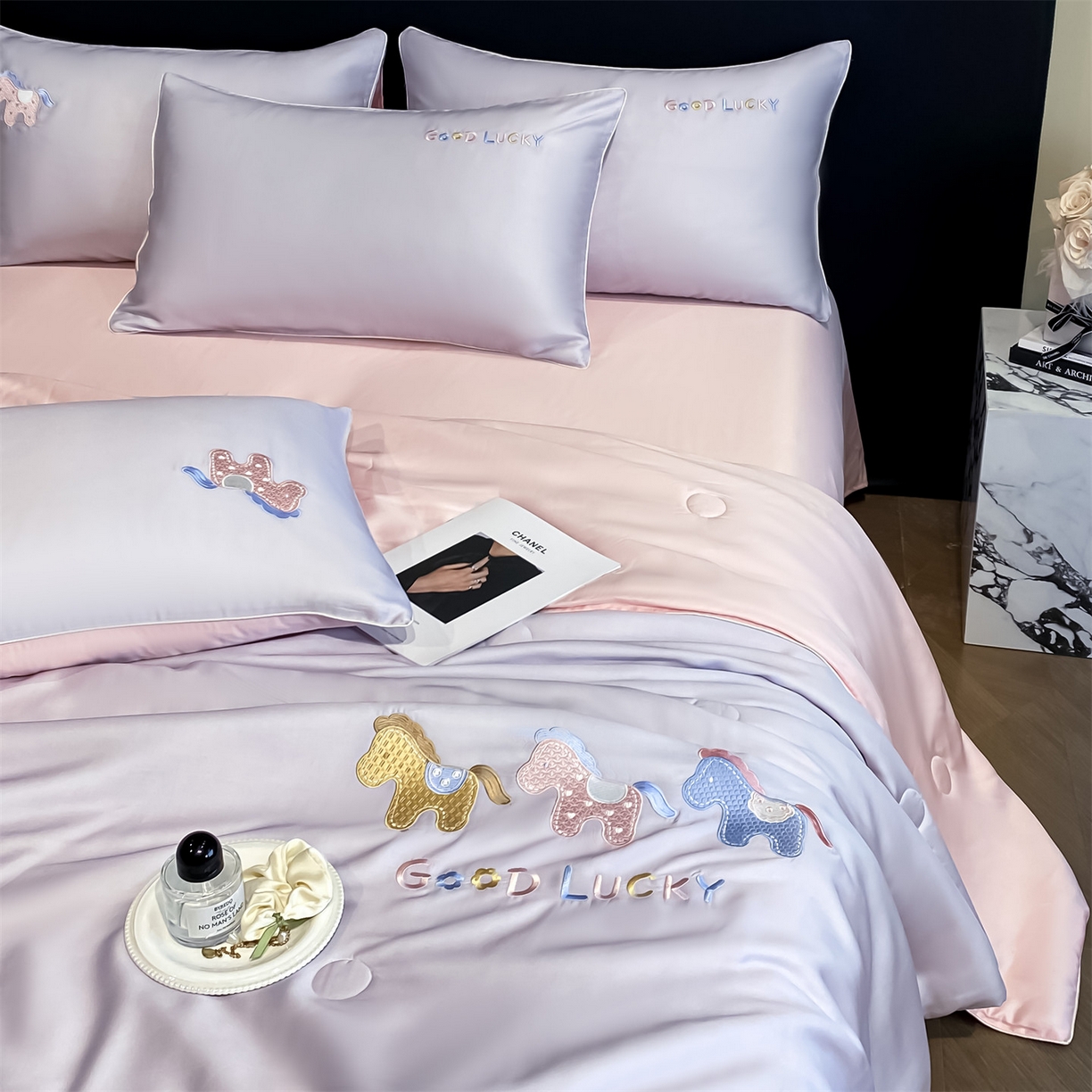 91家纺网 家纺一手货源 找家纺 笙意家纺 2026新款小马元素刺绣夏被-以梦为马系列 以梦为马-优雅紫+粉