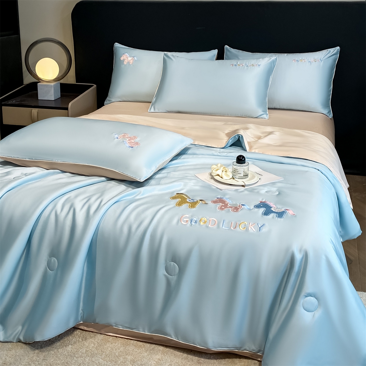 91家纺网 家纺一手货源 找家纺 笙意家纺 2026新款小马元素刺绣夏被-以梦为马系列 以梦为马-天蓝+杏