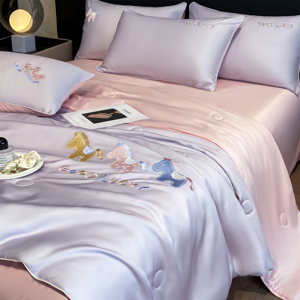 91家纺网 家纺一手货源 找家纺 笙意家纺 2026新款小马元素刺绣夏被-以梦为马系列 以梦为马-优雅紫+粉