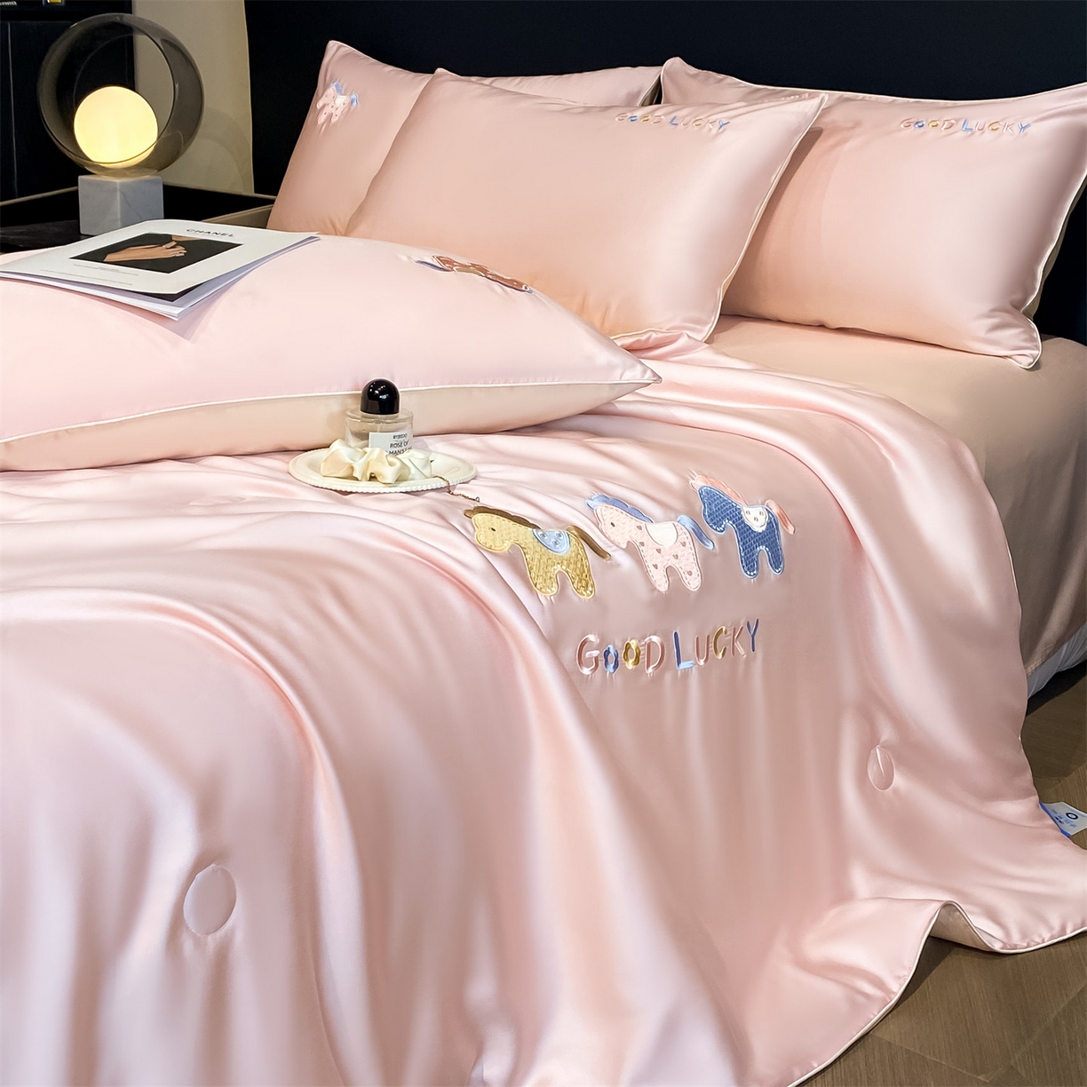 91家纺网 家纺一手货源 找家纺 笙意家纺 2026新款小马元素刺绣夏被-以梦为马系列 以梦为马-粉+杏