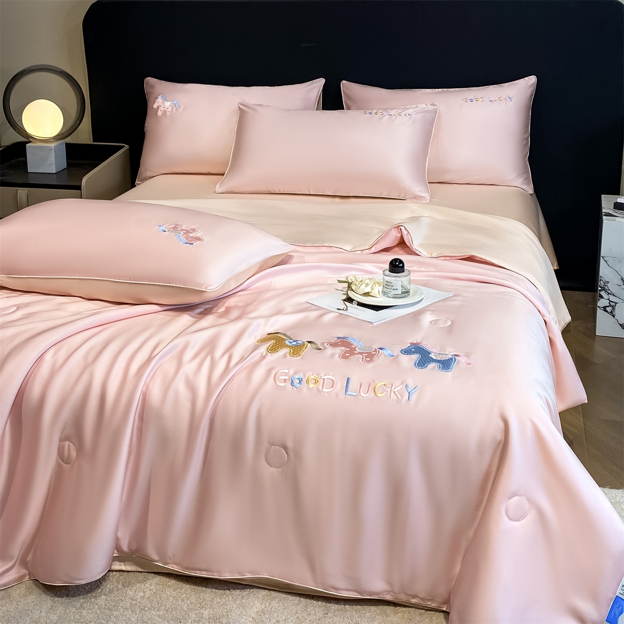 91家纺网 家纺一手货源 找家纺 笙意家纺 2026新款小马元素刺绣夏被-以梦为马系列 以梦为马-粉+杏