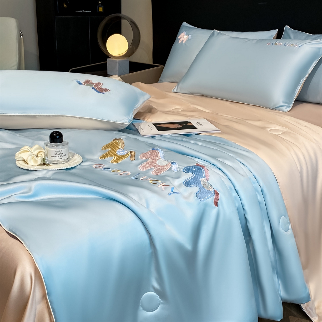 91家纺网 家纺一手货源 找家纺 笙意家纺 2026新款小马元素刺绣夏被-以梦为马系列 以梦为马-天蓝+杏