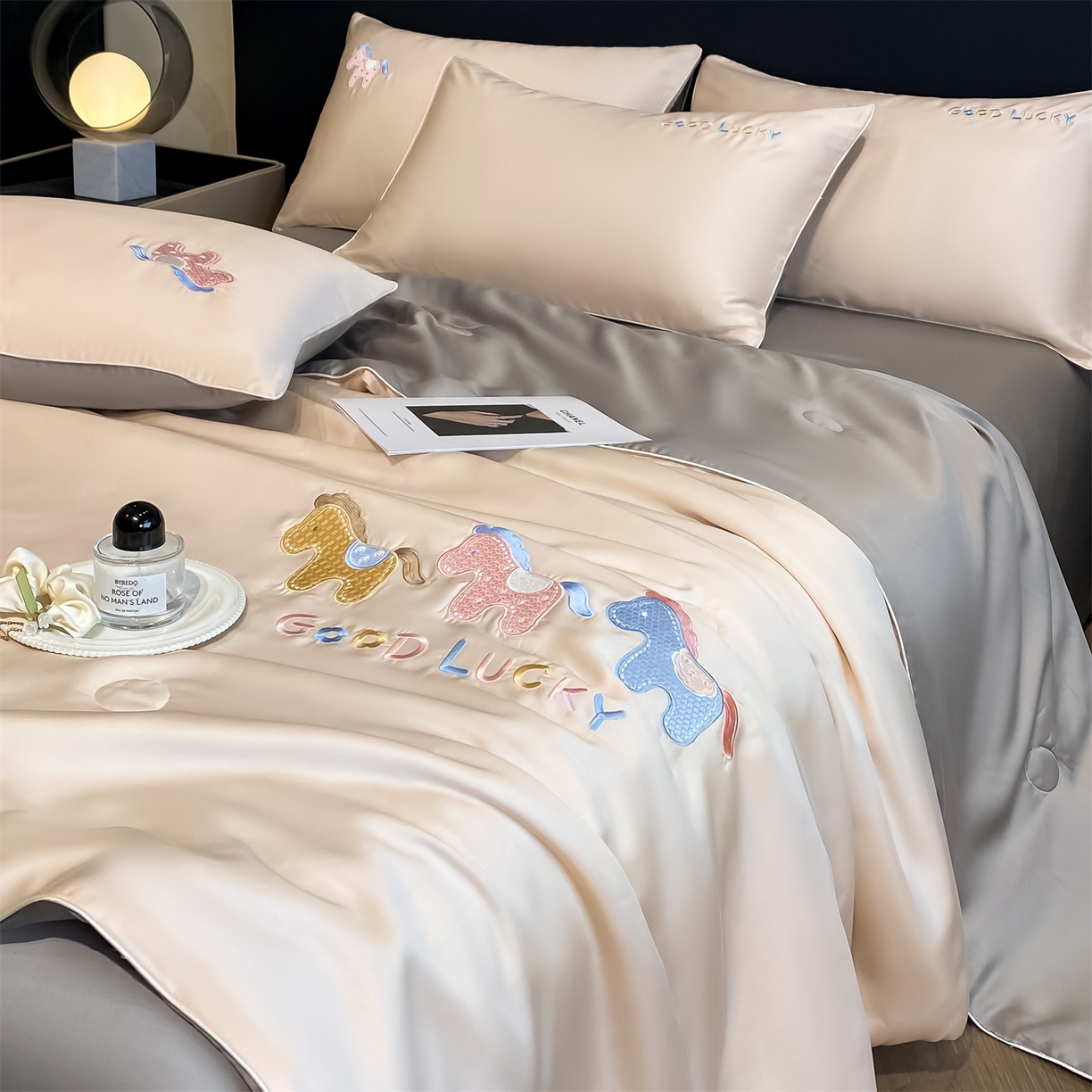 91家纺网 家纺一手货源 找家纺 笙意家纺 2026新款小马元素刺绣夏被-以梦为马系列 以梦为马-杏+山灰