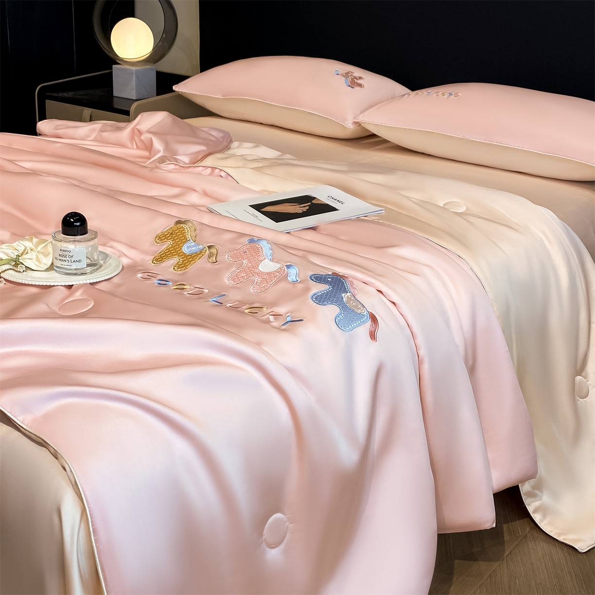 91家纺网 家纺一手货源 找家纺 笙意家纺 2026新款小马元素刺绣夏被-以梦为马系列 以梦为马-粉+杏