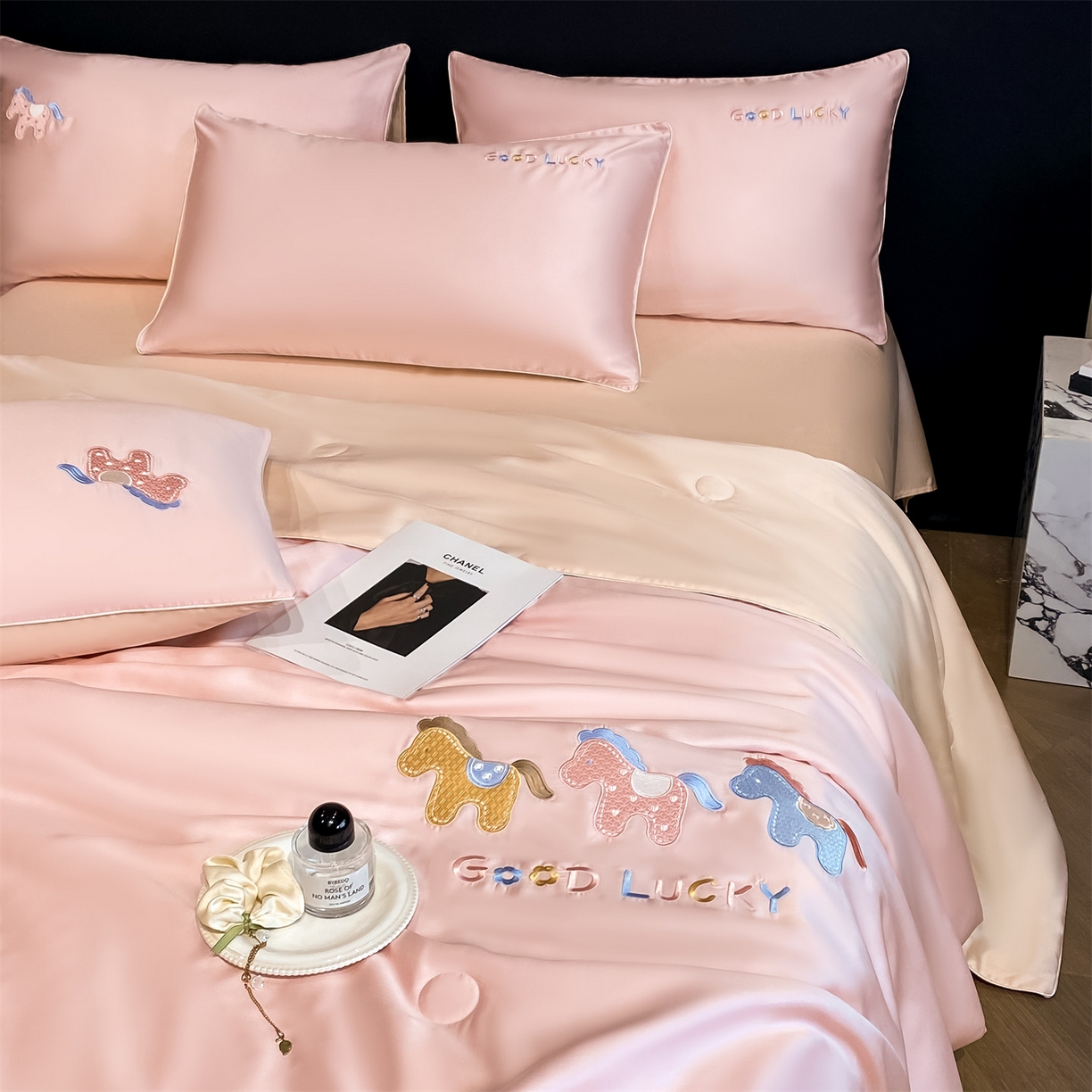 91家纺网 家纺一手货源 找家纺 笙意家纺 2026新款小马元素刺绣夏被-以梦为马系列 以梦为马-粉+杏