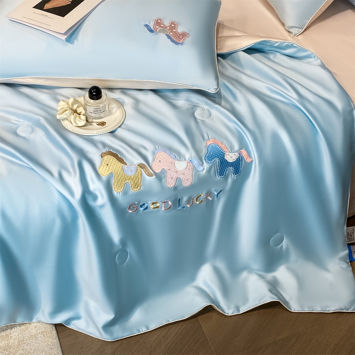 91家纺网 家纺一手货源 找家纺 笙意家纺 2026新款小马元素刺绣夏被-以梦为马系列 以梦为马-天蓝+杏