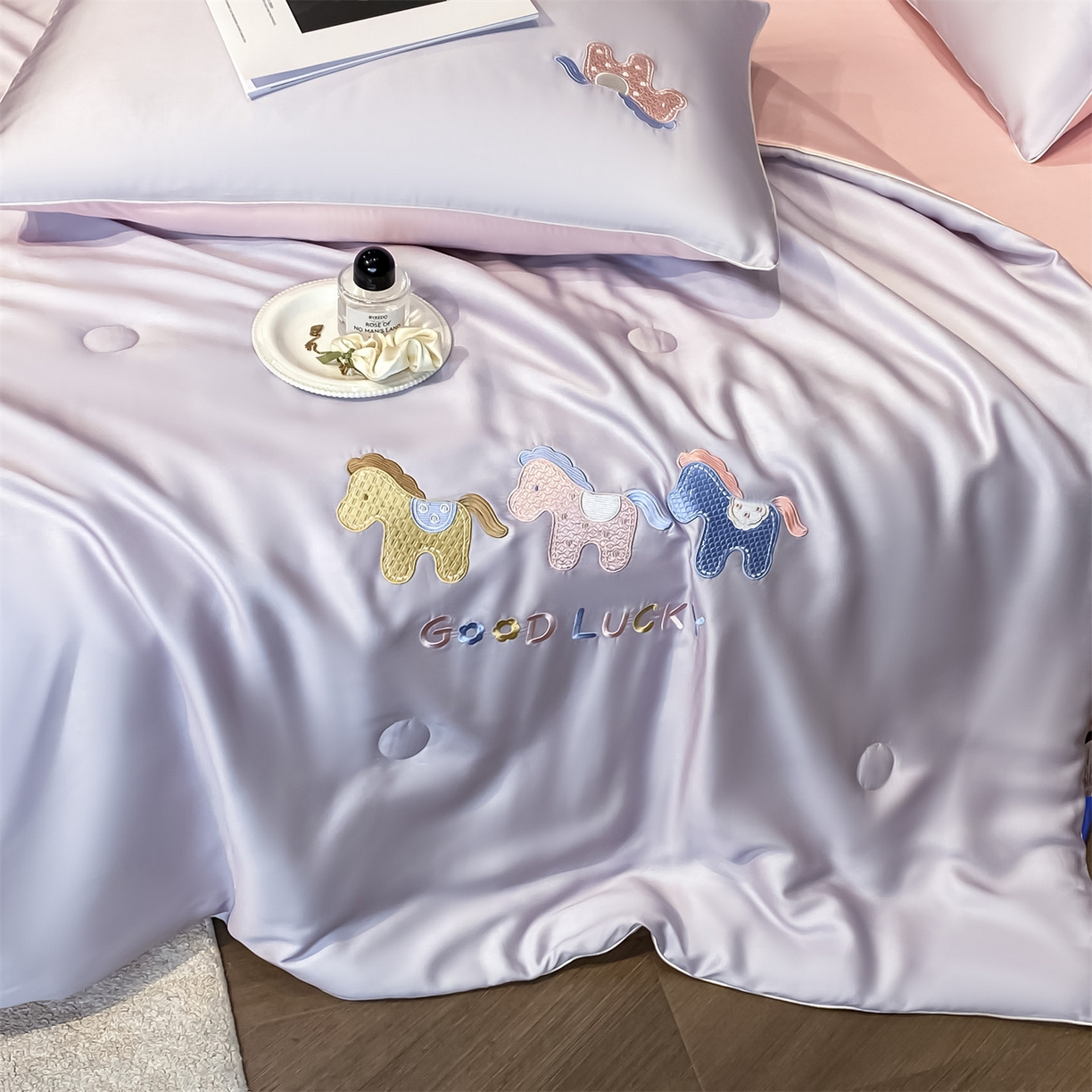 91家纺网 家纺一手货源 找家纺 笙意家纺 2026新款小马元素刺绣夏被-以梦为马系列 以梦为马-优雅紫+粉