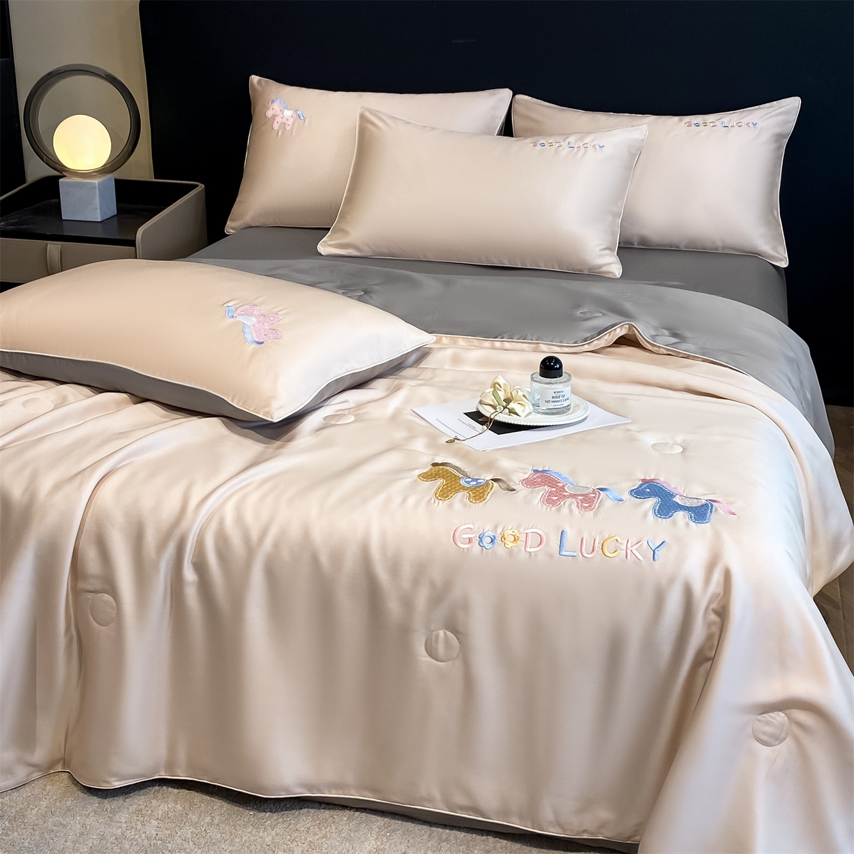 91家纺网 家纺一手货源 找家纺 笙意家纺 2026新款小马元素刺绣夏被-以梦为马系列 以梦为马-杏+山灰