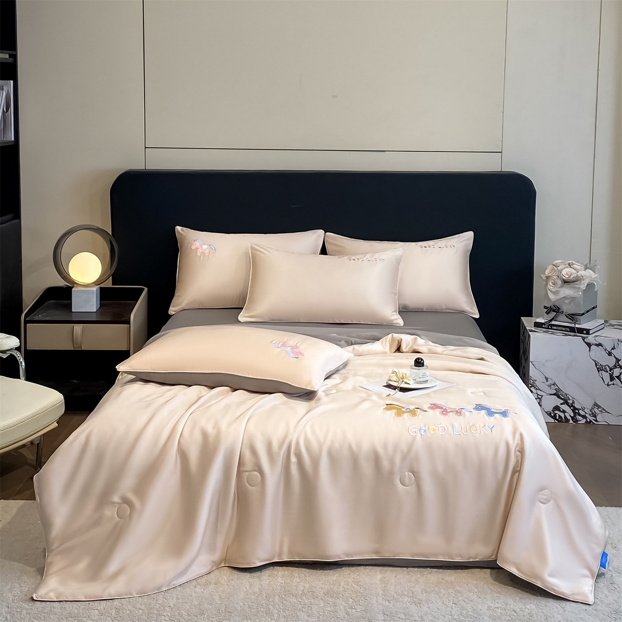 91家纺网 家纺一手货源 找家纺 笙意家纺 2026新款小马元素刺绣夏被-以梦为马系列 以梦为马-杏+山灰