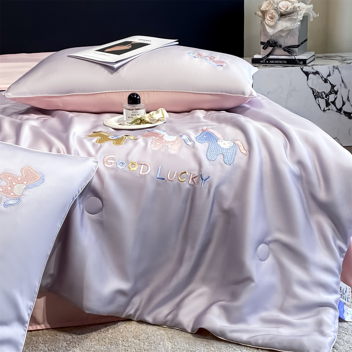 91家纺网 家纺一手货源 找家纺 笙意家纺 2026新款小马元素刺绣夏被-以梦为马系列 以梦为马-优雅紫+粉