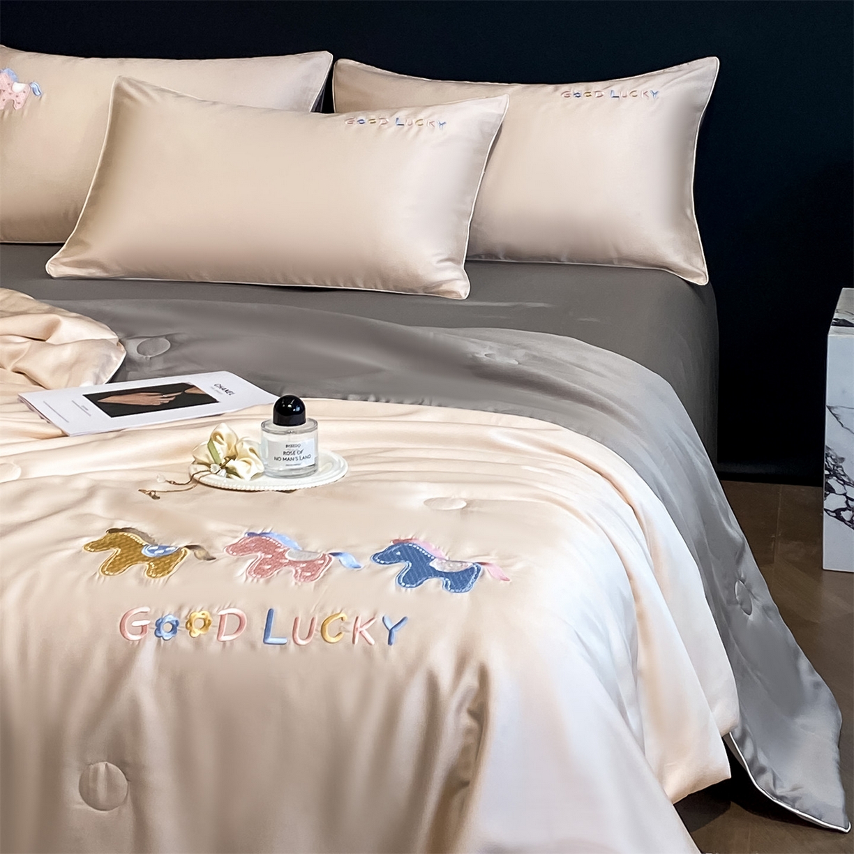 91家纺网 家纺一手货源 找家纺 笙意家纺 2026新款小马元素刺绣夏被-以梦为马系列 以梦为马-杏+山灰