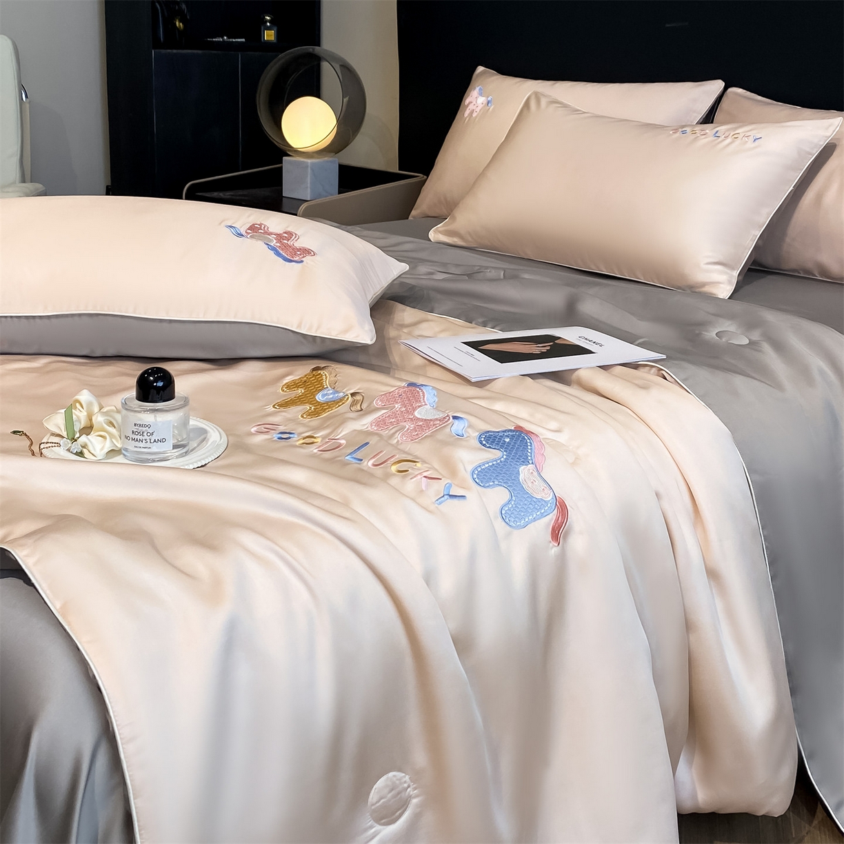 91家纺网 家纺一手货源 找家纺 笙意家纺 2026新款小马元素刺绣夏被-以梦为马系列 以梦为马-杏+山灰